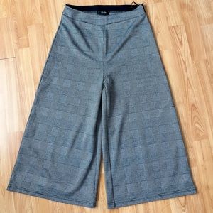 Wide legging pants check design